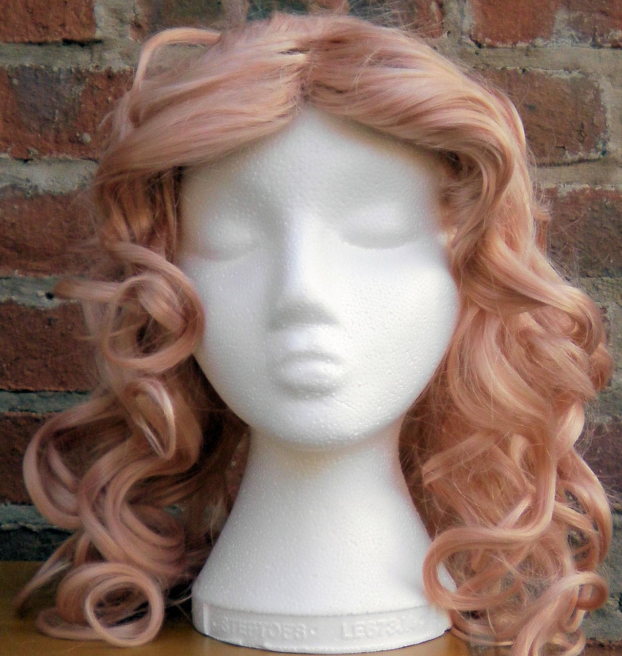 Long Wavy Wig (Dark Blonde)