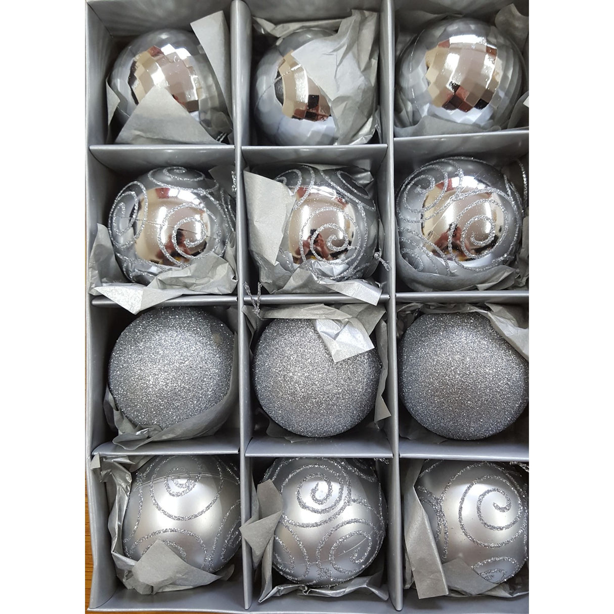 Christmas Tree Shatterproof Baubles in silver (medium)