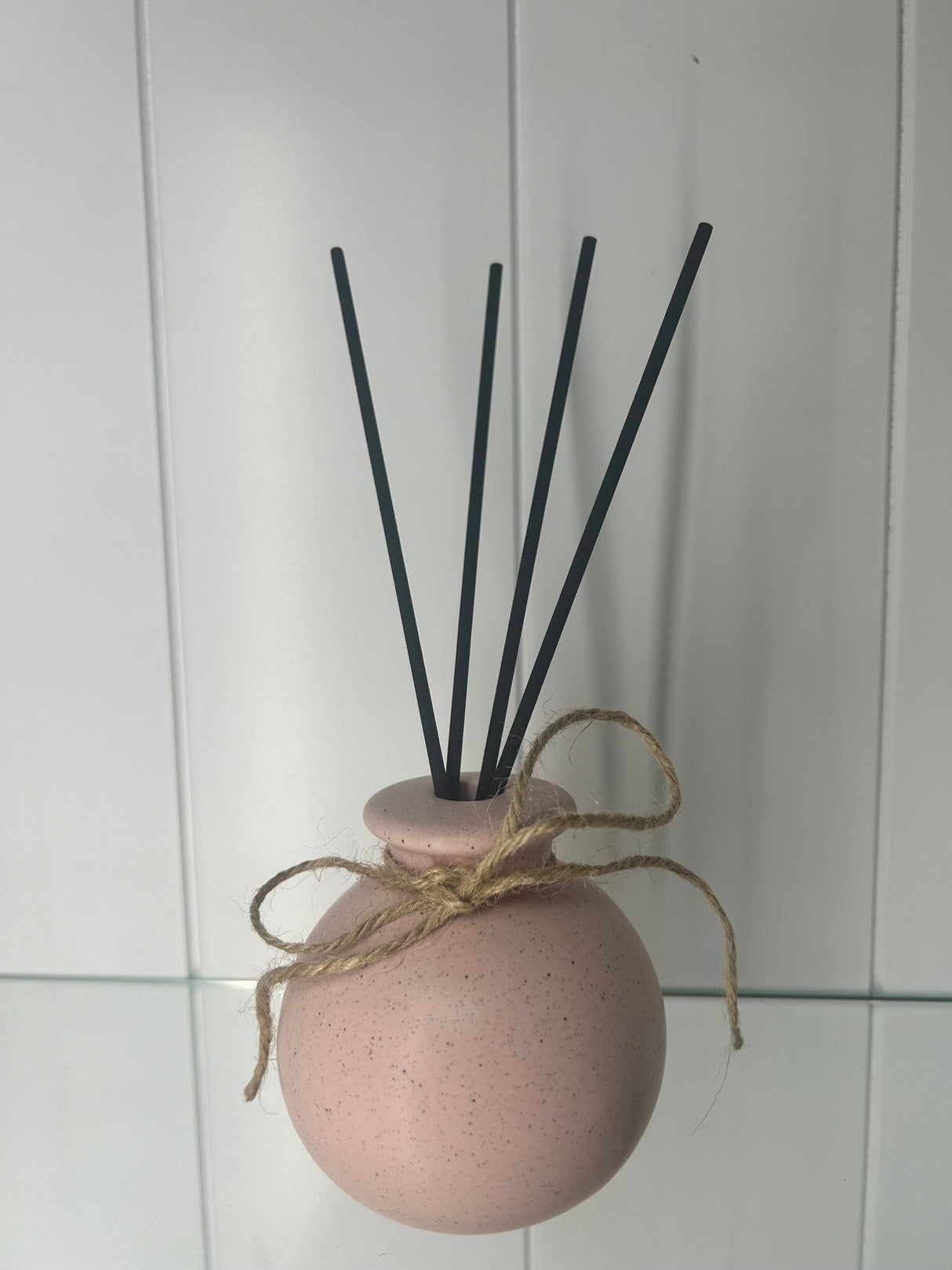 Ceramic Reed Diffuser Round Vase includes Reeds