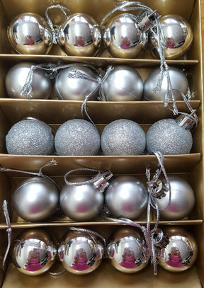 Christmas Tree Shatterproof Baubles in silver (small)